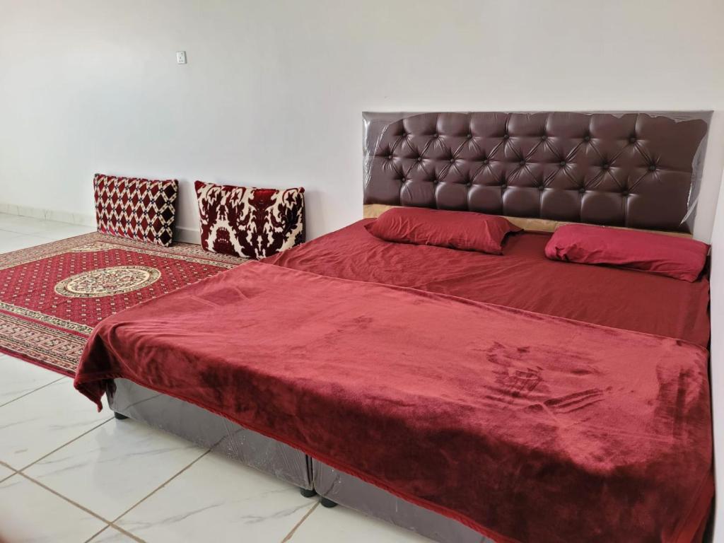 布赖代درة نجد ببريده 2的一间卧室配有一张带皮革床头板的大床