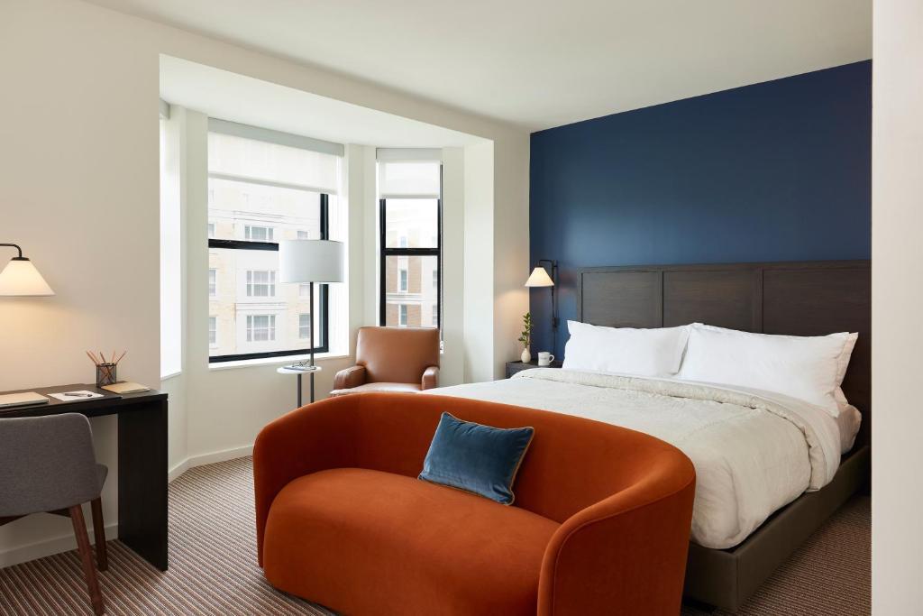 巴尔的摩The Study at Johns Hopkins的配有一张床和一把椅子的酒店客房