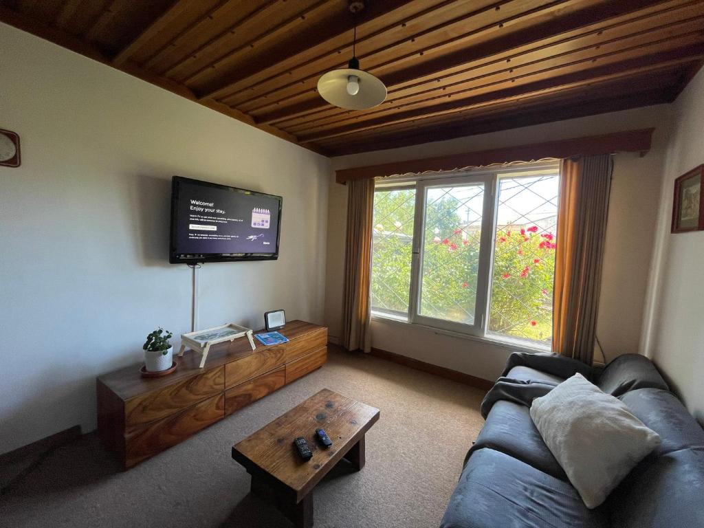 圣卡洛斯-德巴里洛切Hermosa casa zona céntrica Bariloche的带沙发和平面电视的客厅