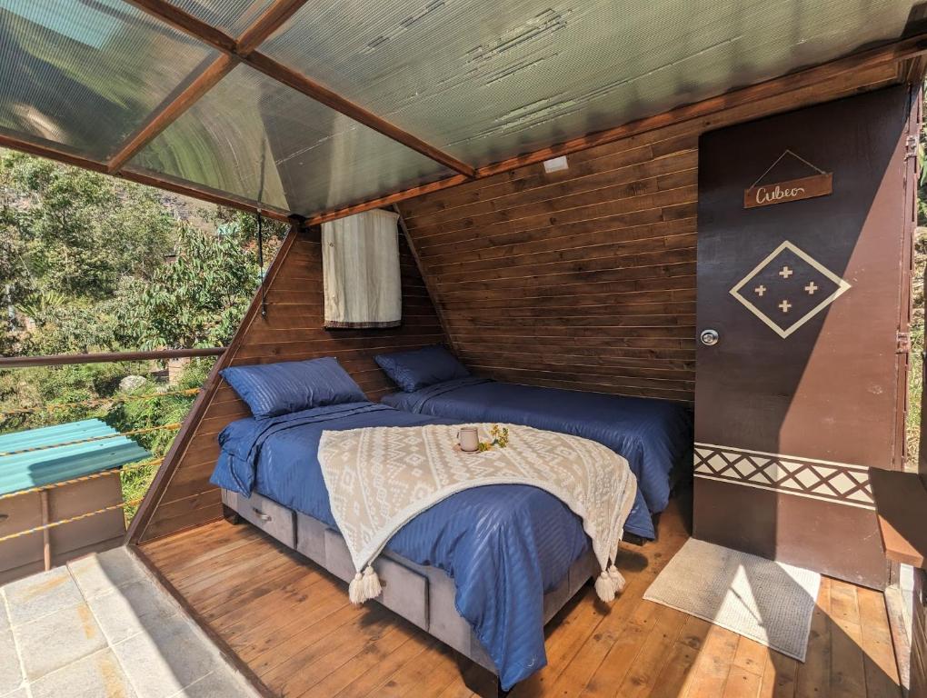 MacanalMamaterra Glamping的帐篷内的卧室,配有一张床