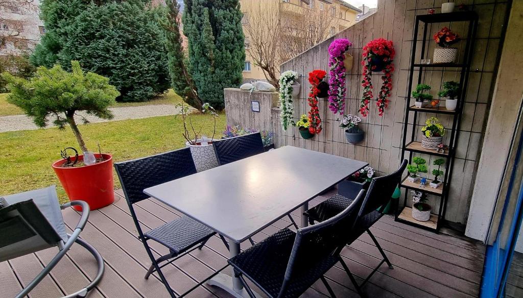 锡永Appartement avec terrasse的种有植物的庭院里的桌椅