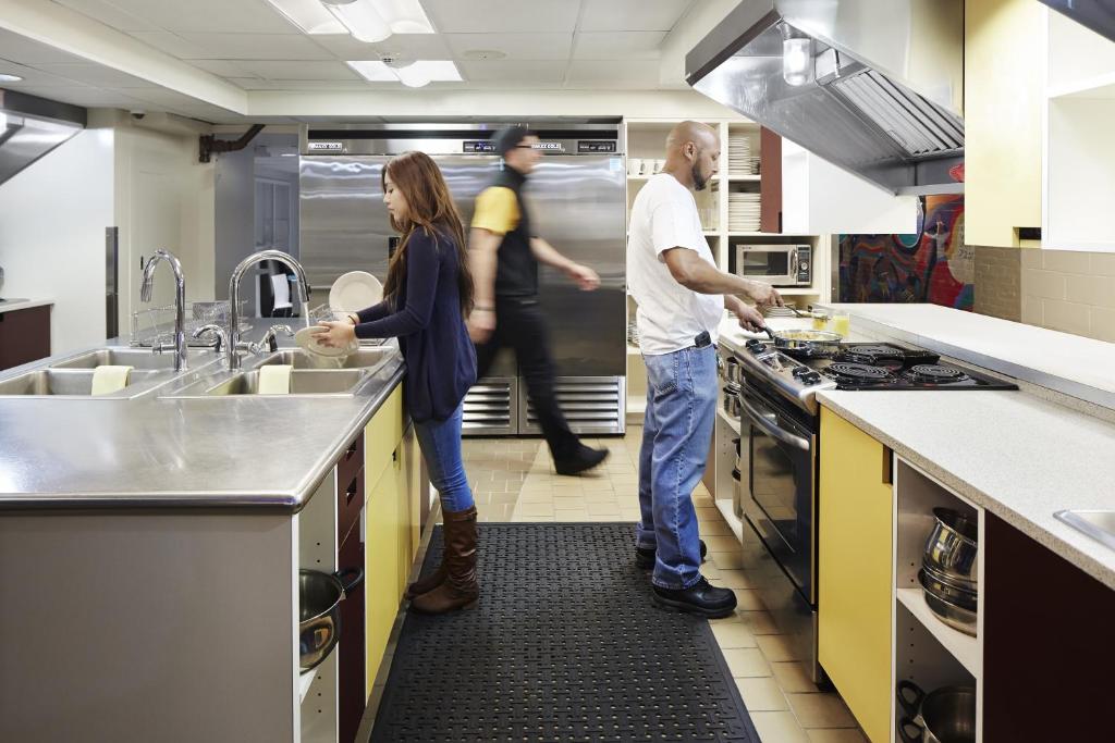纽约HI New York City Hostel的一群人在厨房准备食物