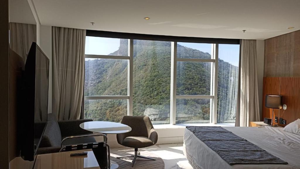 里约热内卢Hotel Nacional的酒店客房设有一张床和一个大窗户