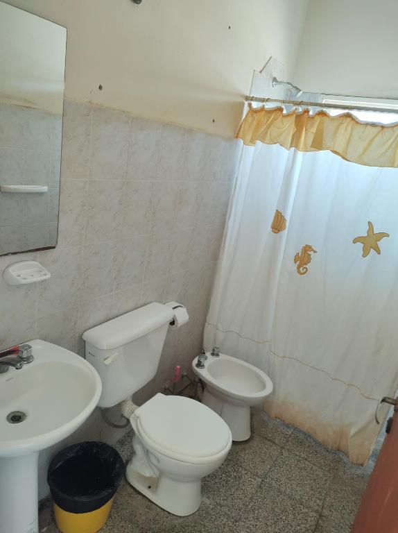 蒂诺加斯塔Casa el Bahual的一间带卫生间和水槽的浴室