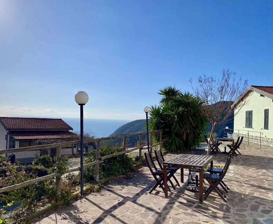 莫内利亚鲁里沃艾尔梅尔度假农庄的俯瞰大海的庭院里配有一张木桌和椅子