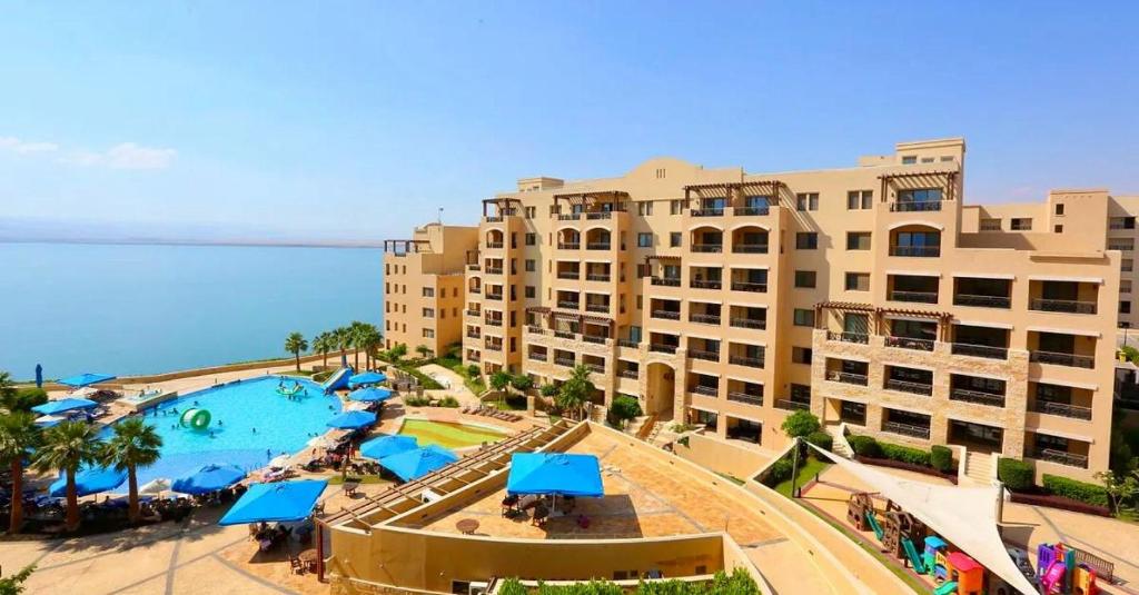 索瓦马E13 Samarah Resort Apartment的享有带游泳池的度假村的空中景致