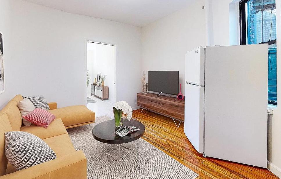 纽约spaciou 1 Bedroom apartment in NYC!的带沙发和白色冰箱的客厅