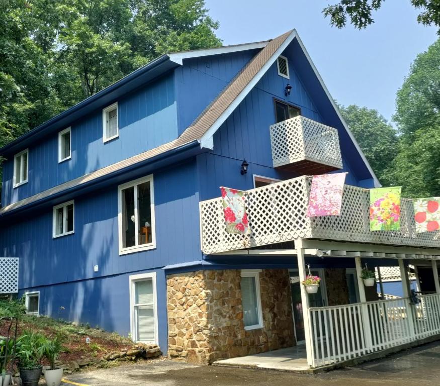 纳什维尔Lil Black Bear Inn的带阳台的蓝色房屋
