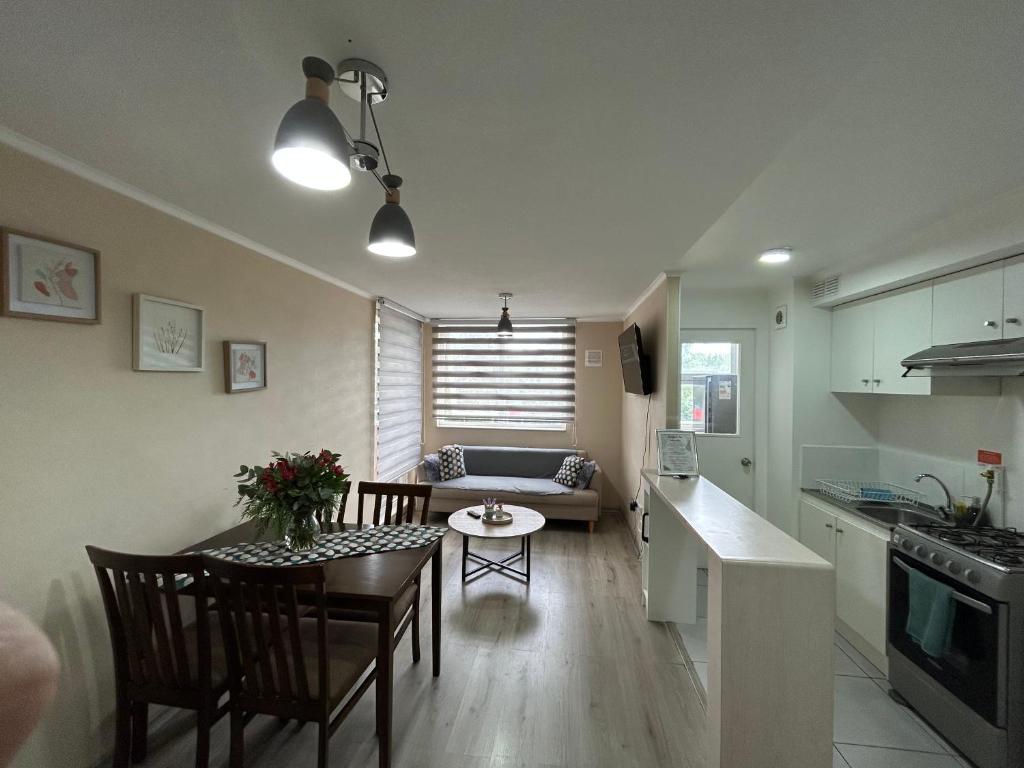 奥索尔诺Departamento nuevo con perfecta ubicación的厨房以及带桌子和沙发的客厅。