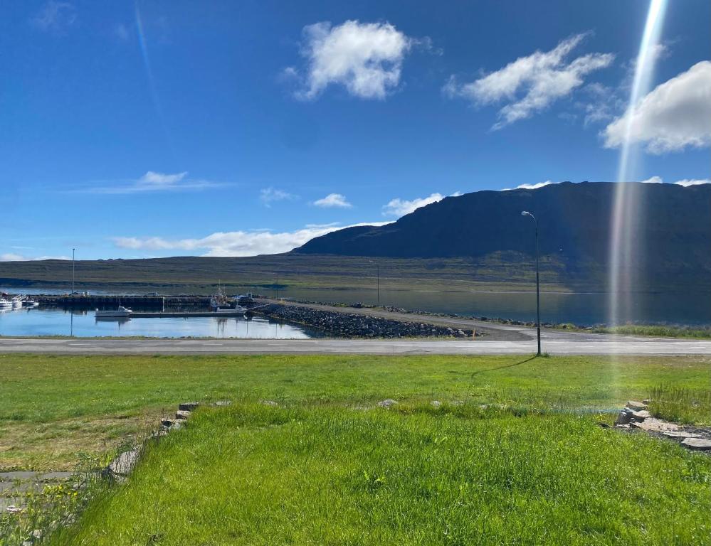 SúðavíkSea, fjord & mountain view house的享有山脉的水域景致