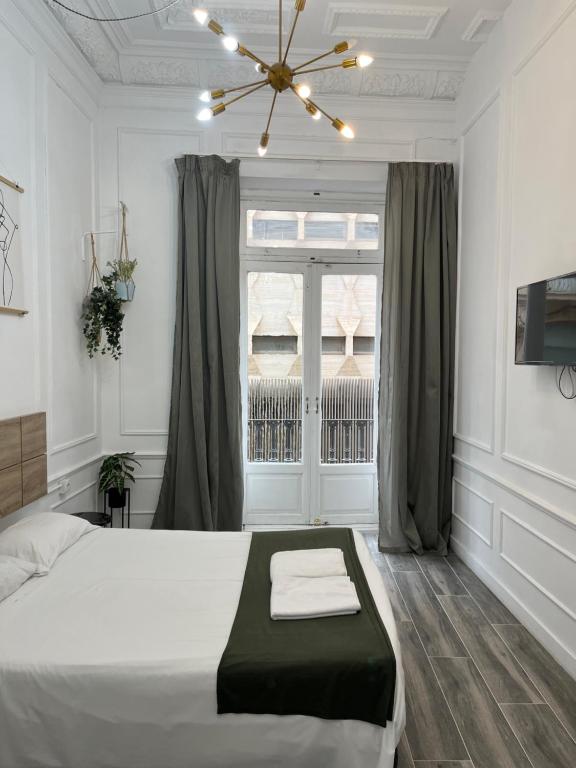 瓦伦西亚Star Home的一间卧室设有一张大床和一个窗户。