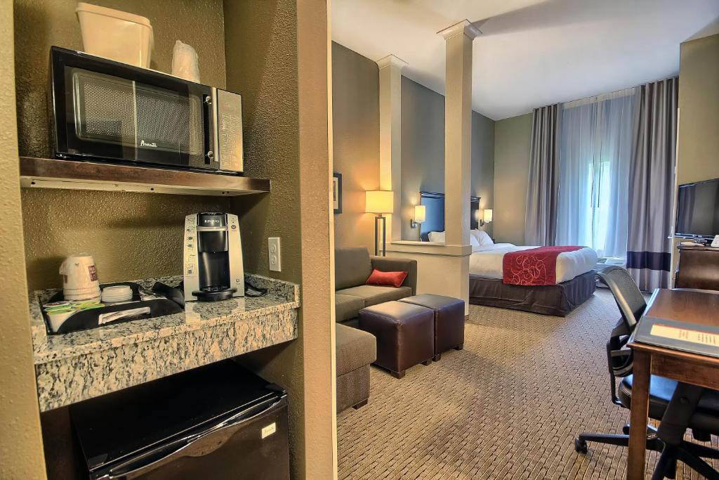 玛丽埃塔玛丽埃塔帕克斯堡康福特套房酒店的和一家酒店同住一间旅馆房间的照片