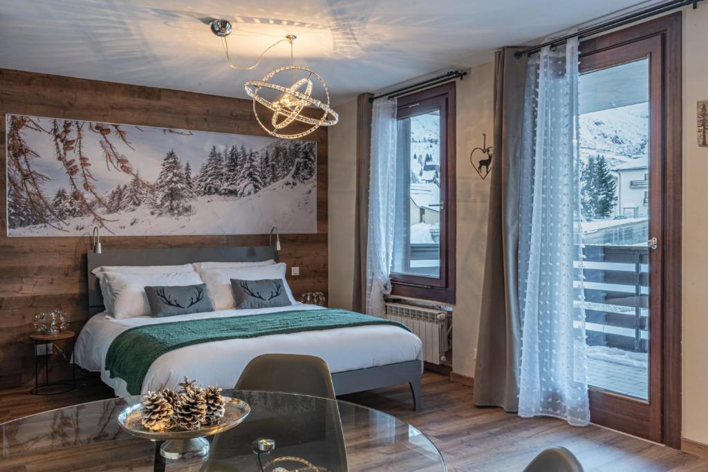 帕苏德尔托纳莱Diamante ampio monolocale stile chalet alpino的一间卧室设有一张床和一个大窗户