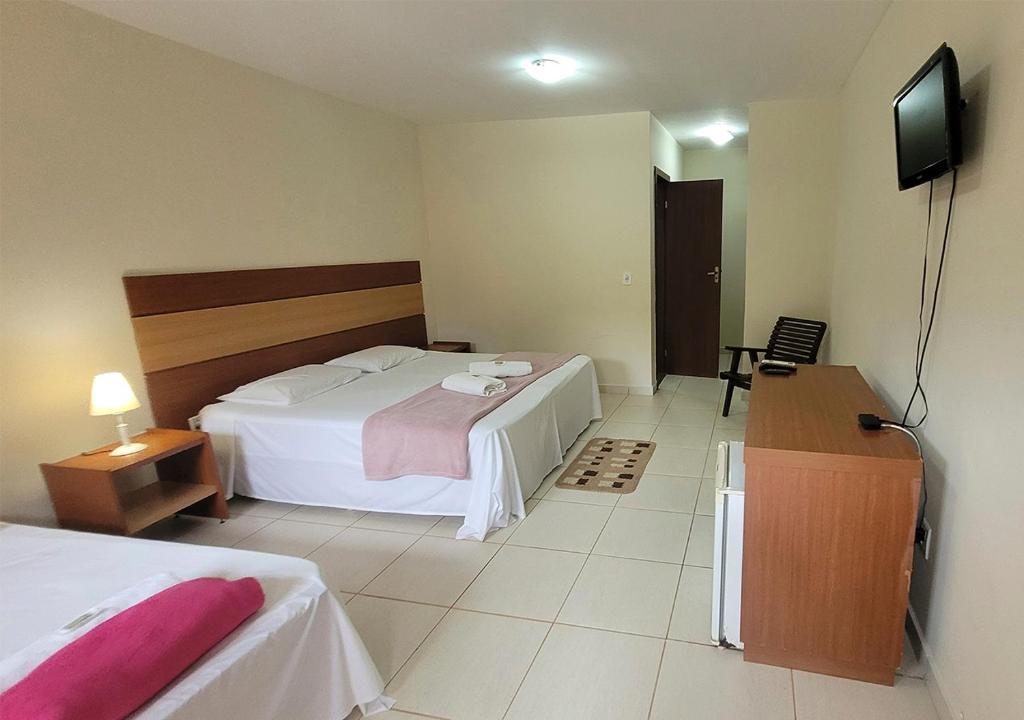 瓜拉派瑞Acquamarine Park Hotel的酒店客房,配有床和电视