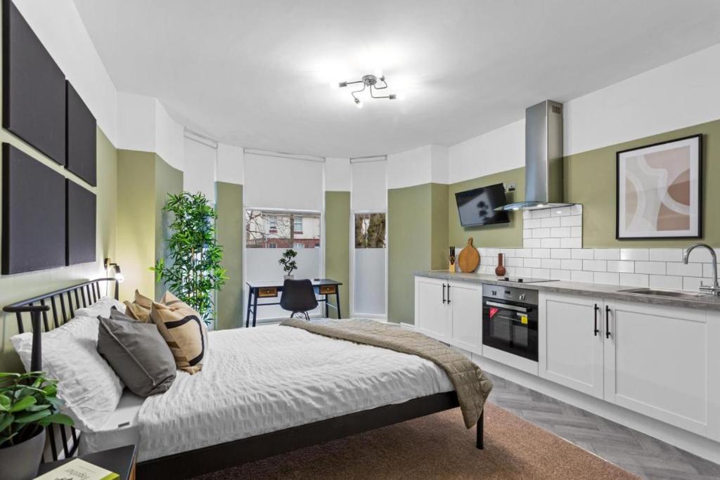 Rock FerryBirkenhead Aparthotel的一间卧室配有一张床和一间厨房