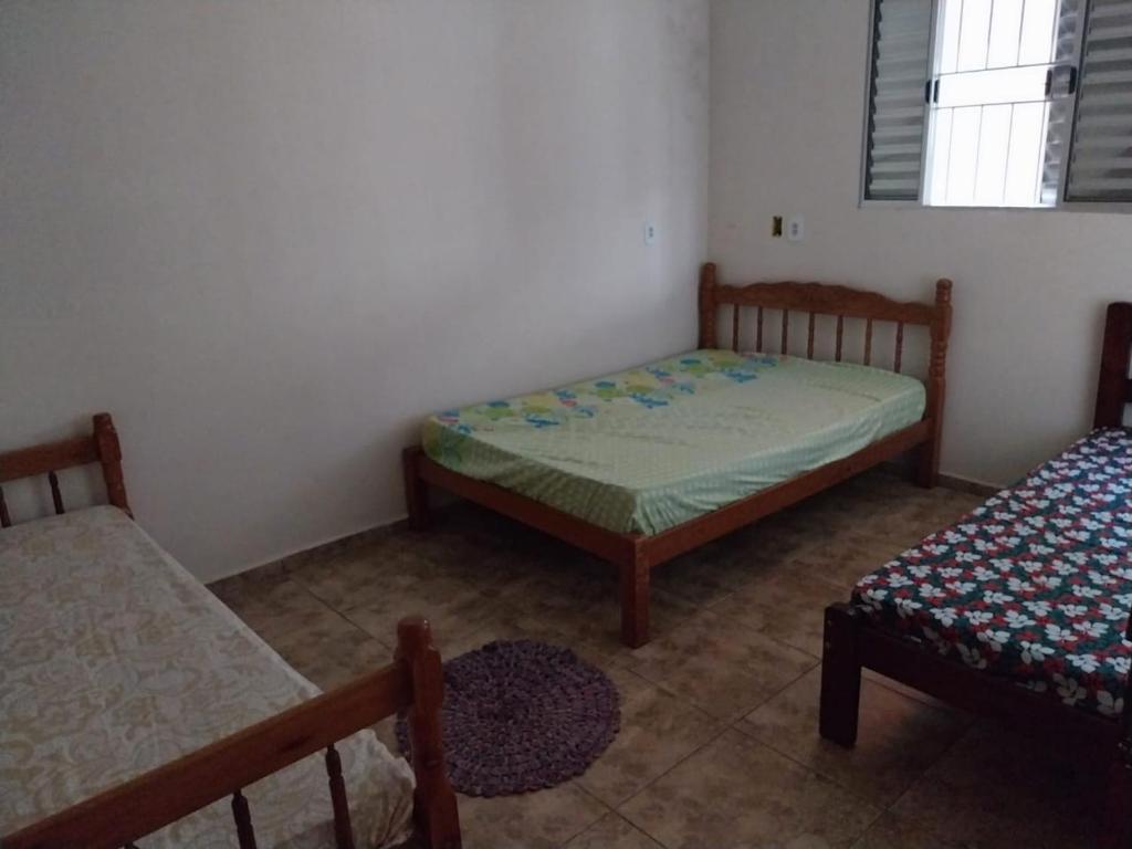 若阿诺波利斯Casa de campo Maciel的一间小卧室,配有两张床和窗户