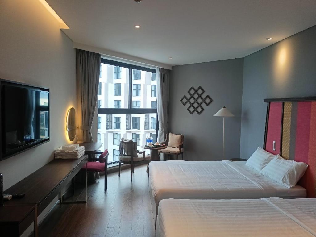 Ấp Thiẹn ÁiLuxury APEC MANDALA MŨI NÉ SG HAPPY HOUSE的酒店客房设有两张床和大窗户。