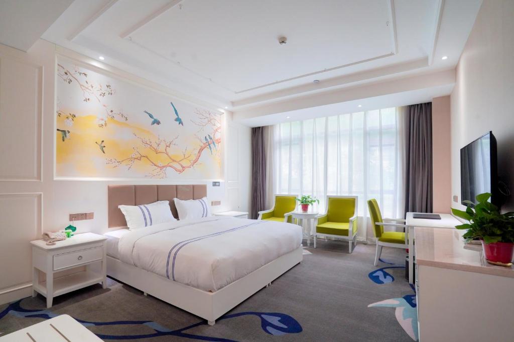 华阴华山欣源国际酒店的一间酒店客房,配有一张床和一台电视