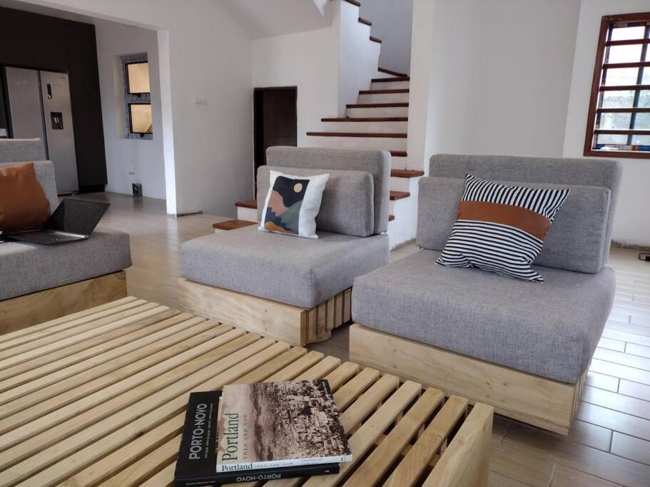 波多诺伏Ivy Residence 4br 6ba with terrasse的客厅配有两张沙发和一张桌子