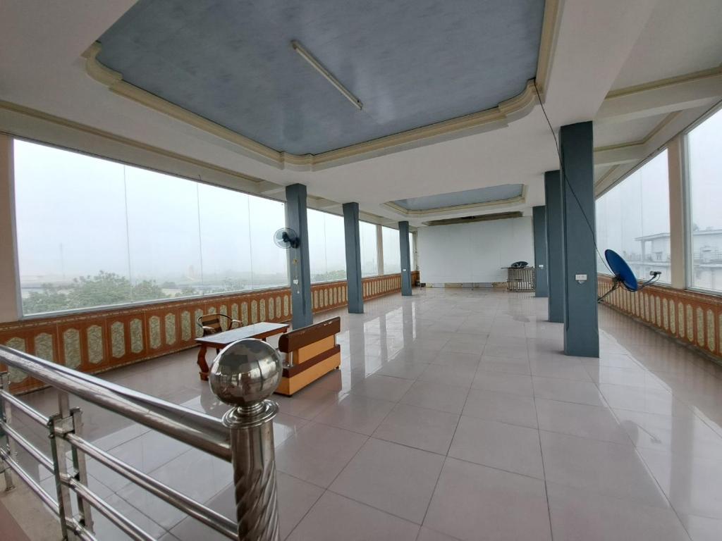 NHÀ NGHỈ THÀNH MINH的一座带窗户的建筑的空走廊