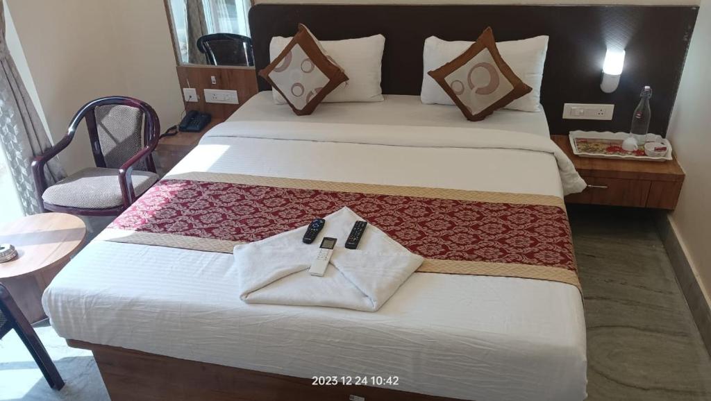 布巴内什瓦尔HOTEL SJ PRIDE INN的一间卧室配有一张大床,床的十字架