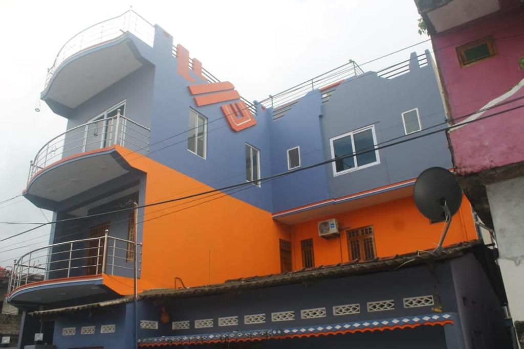亭可马里Prema Guest Rest的蓝色和橙色的建筑