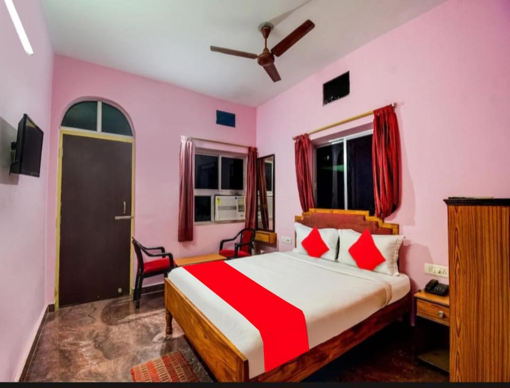 普里Goroomgo Planet 9 Puri Near Sea Beach - Best Selling的一间卧室配有一张带红色和白色棉被的床