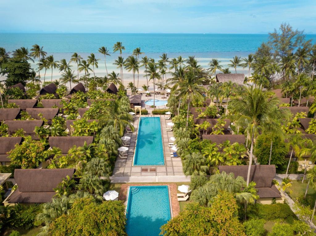 班邦宝TUI BLUE The Passage Samui Pool Villas with Private Beach Resort的享有度假胜地的空中景致,设有2个游泳池