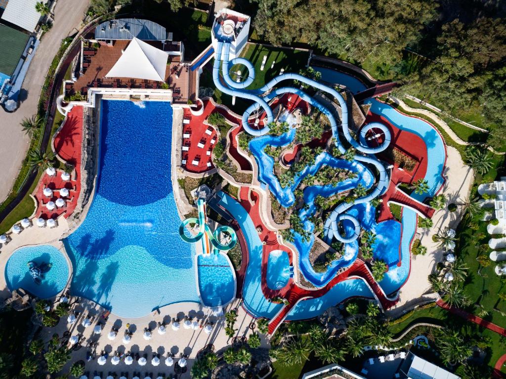 锡德Seven Seas Hotel Blue - Ultra All Inclusive & Kids Concept的享有度假村游泳池的顶部景致