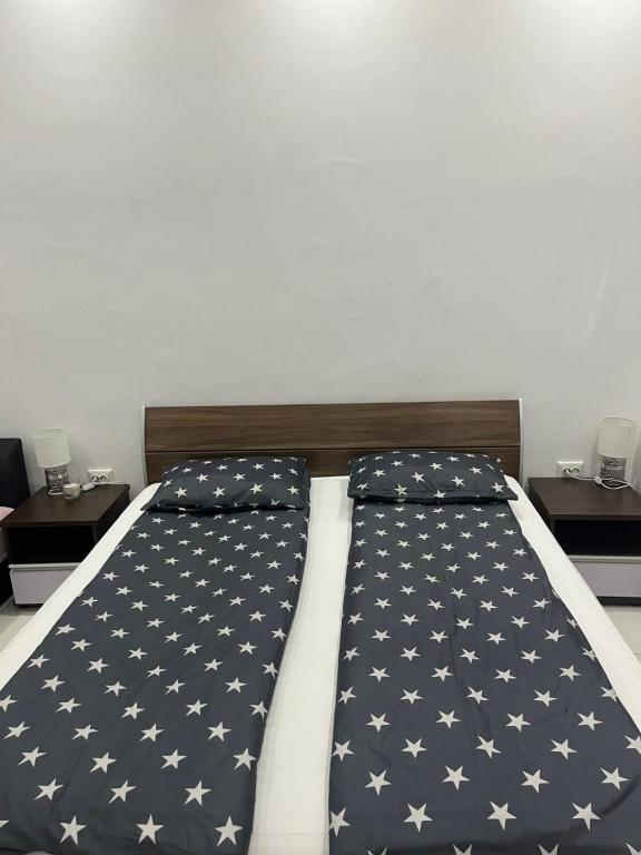 奥拉迪亚SMART GuestHouse的一间卧室配有一张带美国国旗的床。