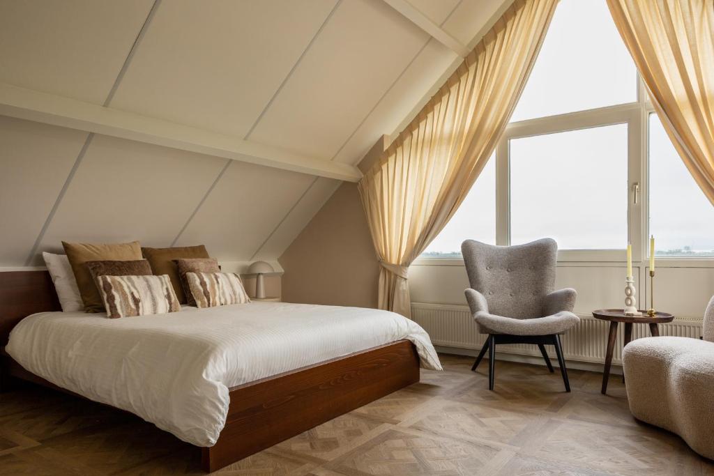 羊角村B&B Giethoorn的一间卧室配有一张床和一把椅子