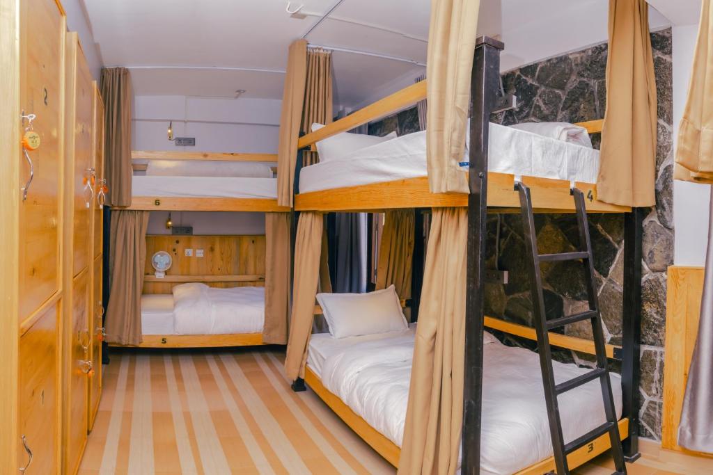 博卡拉Roamers Inn - Hostel的房屋内带三张双层床的房间