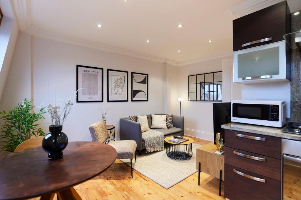 伦敦The London Cradle - Spacious 1BDR Flat的客厅配有沙发和桌子