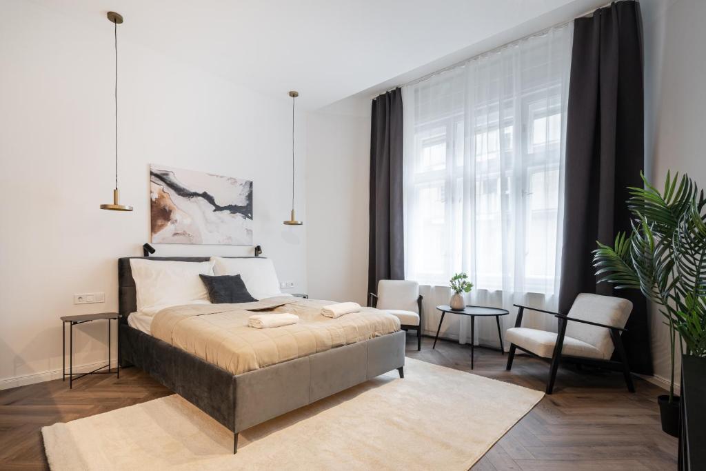 布达佩斯A13- Deluxe Apartments, Best Location, by BQA的一间卧室设有一张床和一个大窗户
