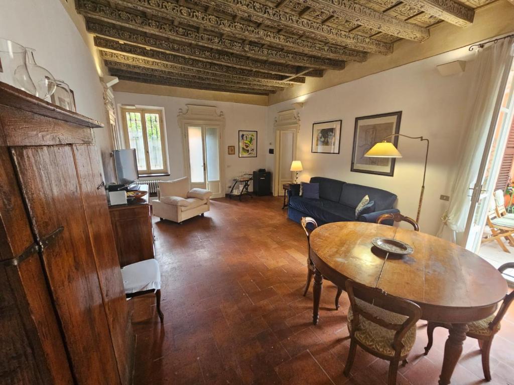 布雷西亚Il Cortiletto- Le Piazze的客厅配有桌子和沙发