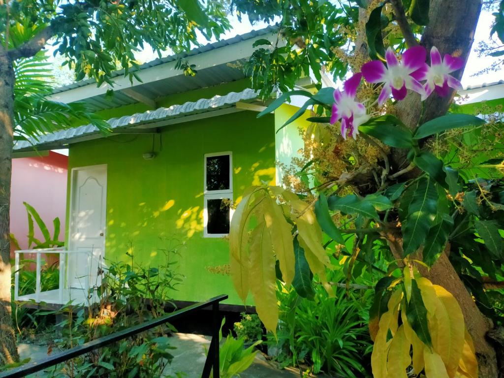北碧Ban Suan Lung Rin的绿树成荫的房屋