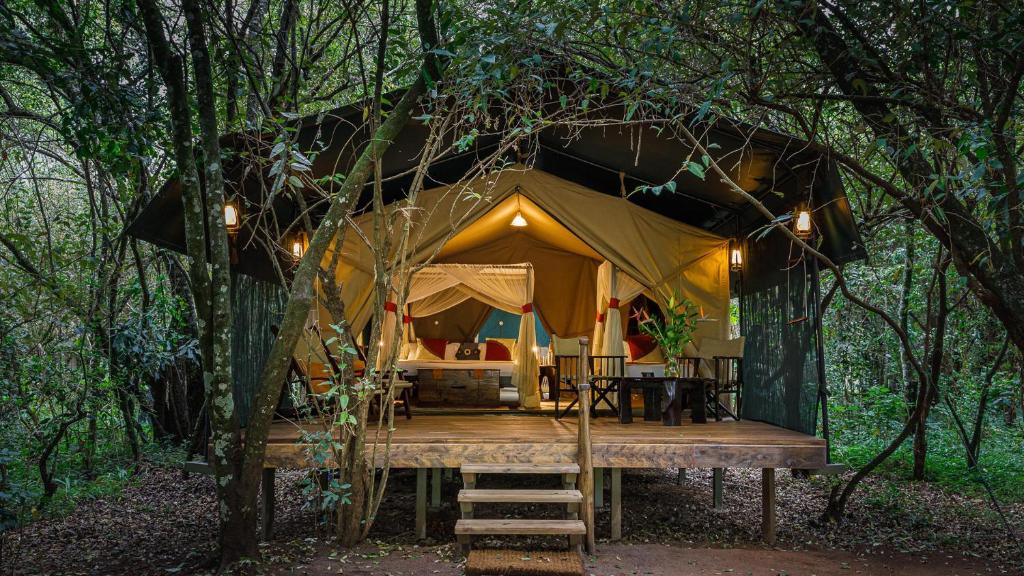 马赛马拉Soroi Mara Bush Camp的木头帐篷,设有木甲板