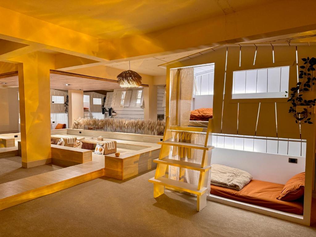 台中市有张床青年旅馆-台中馆的带双层床和梯子的客房