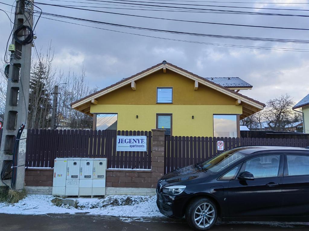 密古雷休治Jegenye apartments的停在房子前面的汽车