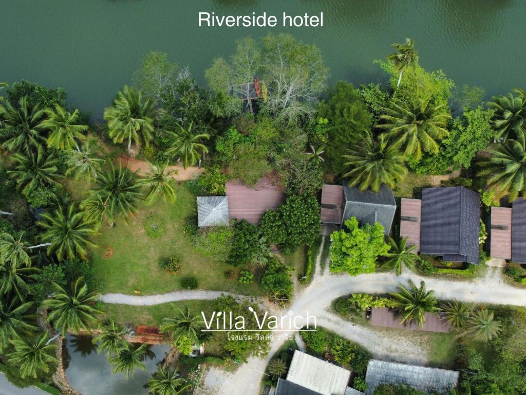 春蓬瓦里奇度假村的丛林中别墅的空中景观