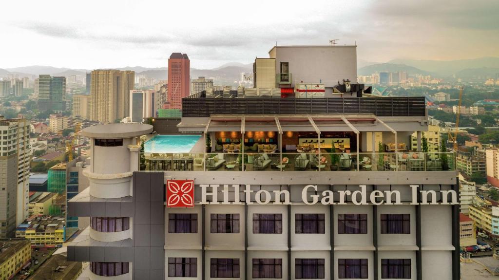 吉隆坡Hilton Garden Inn Kuala Lumpur - South的一座建筑的顶部有艾林花园旅馆标志