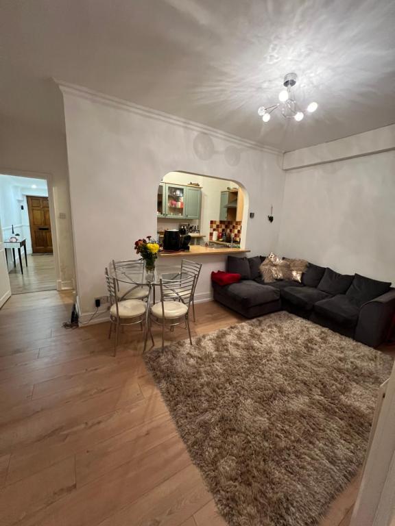 伦敦Double bedroom in chelsea的客厅配有沙发和桌子