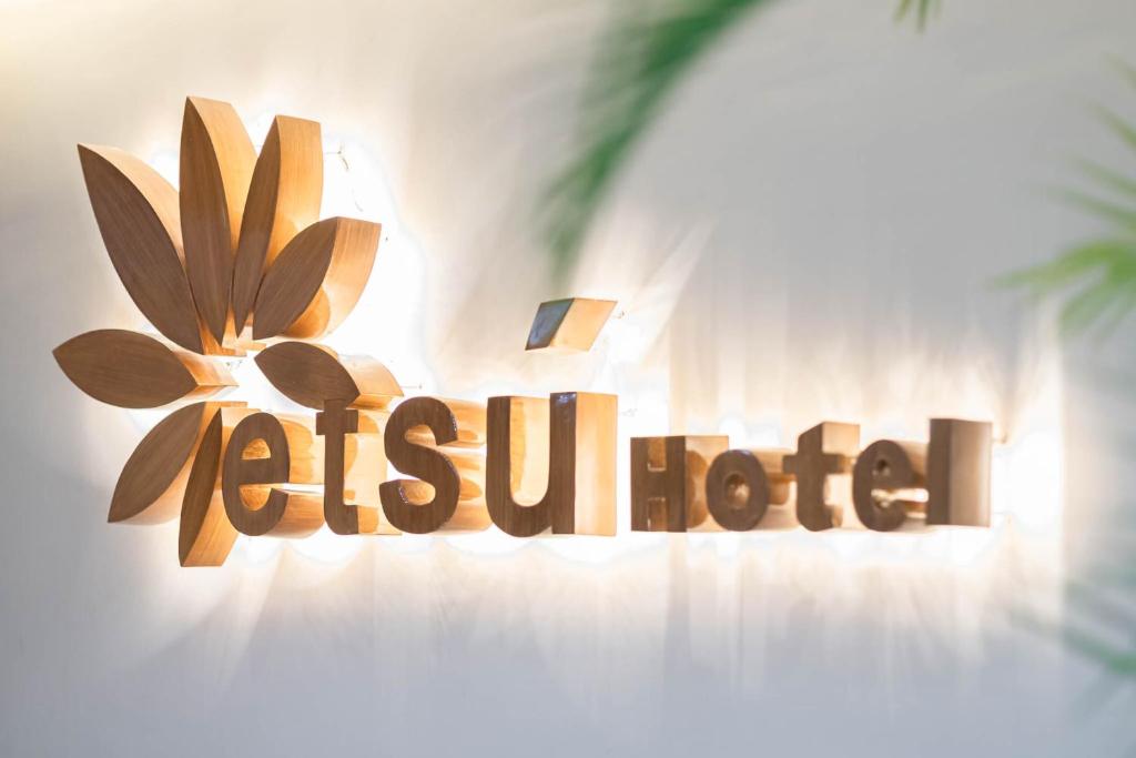 独鲁万Etsu Hotel的澳洲字的酒店标志