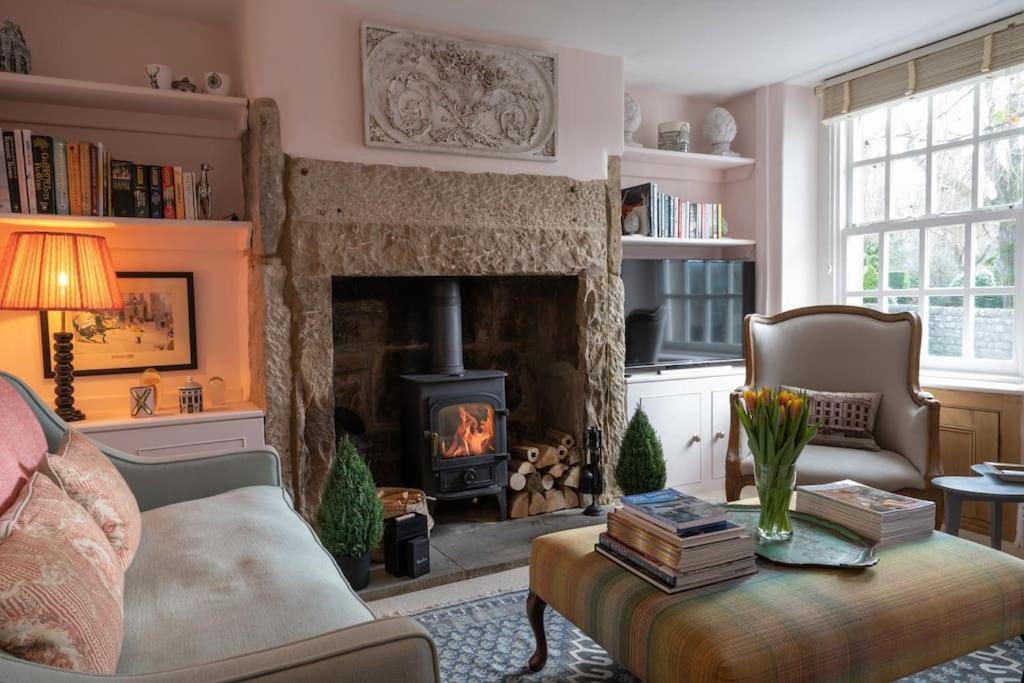 巴斯洛Charming Coates Cottage的客厅设有壁炉和沙发。