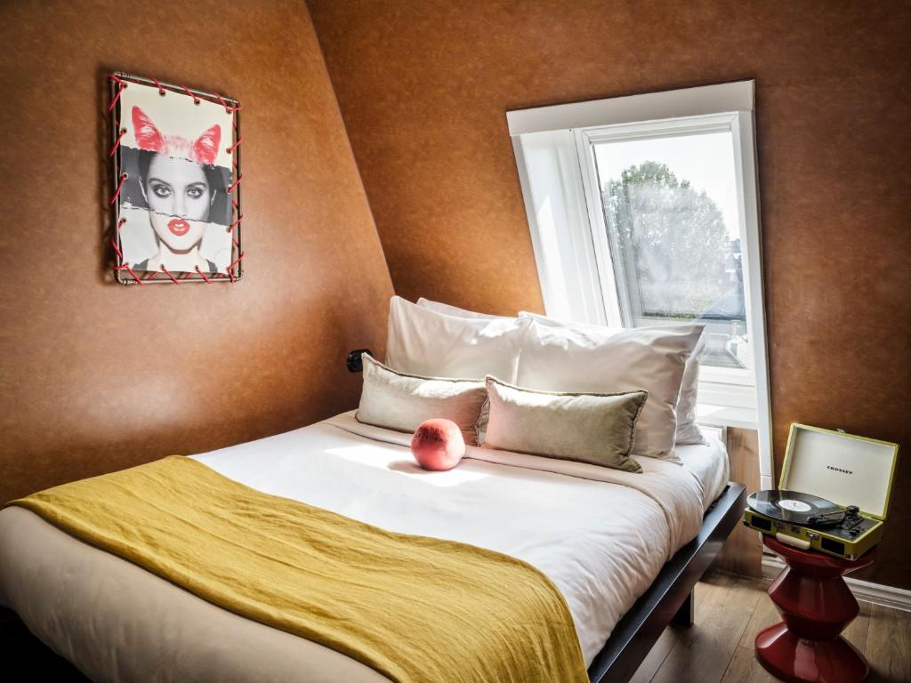 阿姆斯特丹Max Brown Hotel Museum Square, part of Sircle Collection的一张床上坐着红苹果的床铺