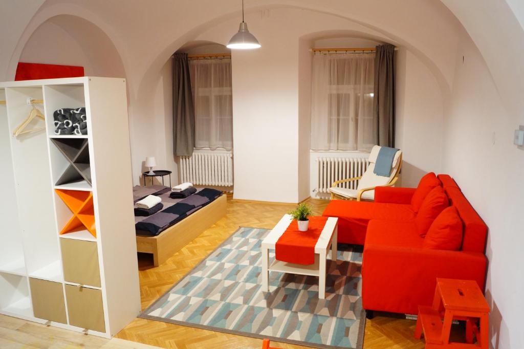 利托梅日采U Koniáše的客厅配有红色的沙发和床。