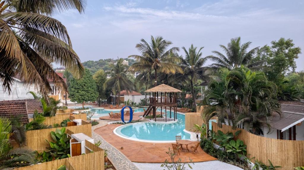 莫尔吉姆Azora by Ayatana, Goa的一个带凉亭和游乐场的度假游泳池