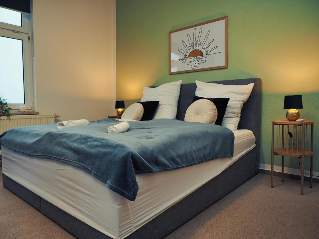 奥伯霍夫NEU - Familienfreundlich - Für bis zu 6 Personen的一间卧室配有一张带蓝色毯子的大床