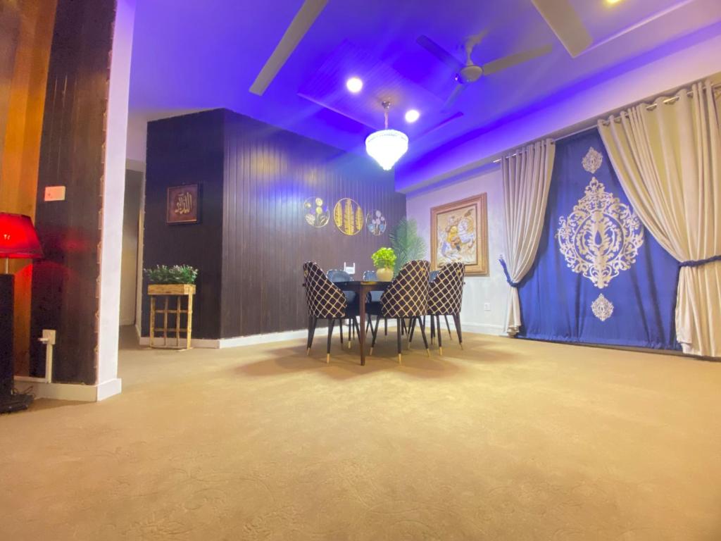 伊斯兰堡Viceroy Royal Hotel Apartment Islamabad的一间带桌椅的用餐室