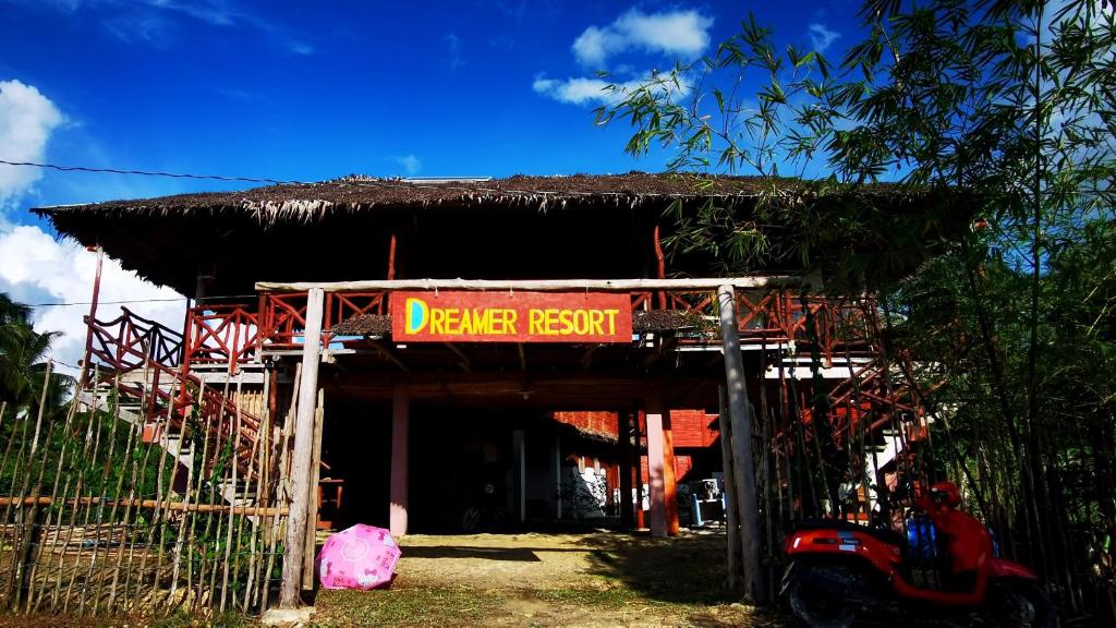 圣维森特Dreamer Resort的一座建筑前的沙勒姆度假村的标志